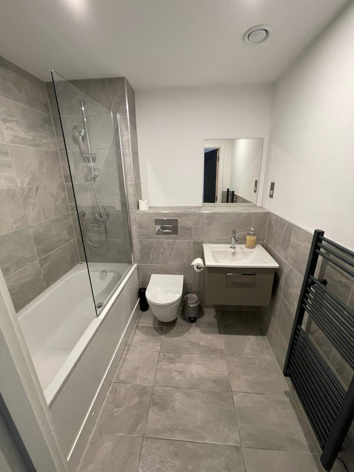 Stylish Flat - Sleeps 8 - Parking - Gym *