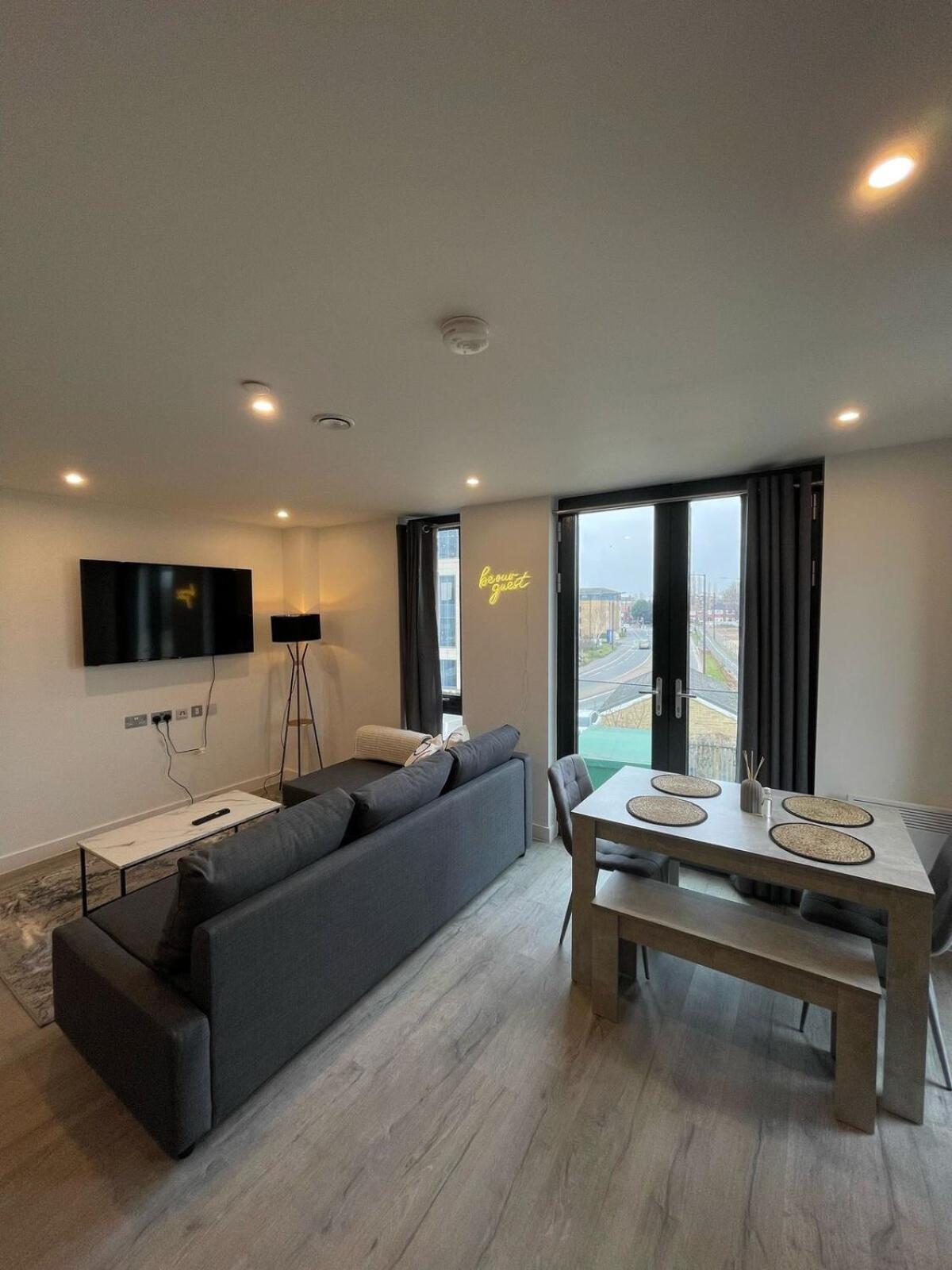 Stylish Flat - Sleeps 8 - Parking - Gym